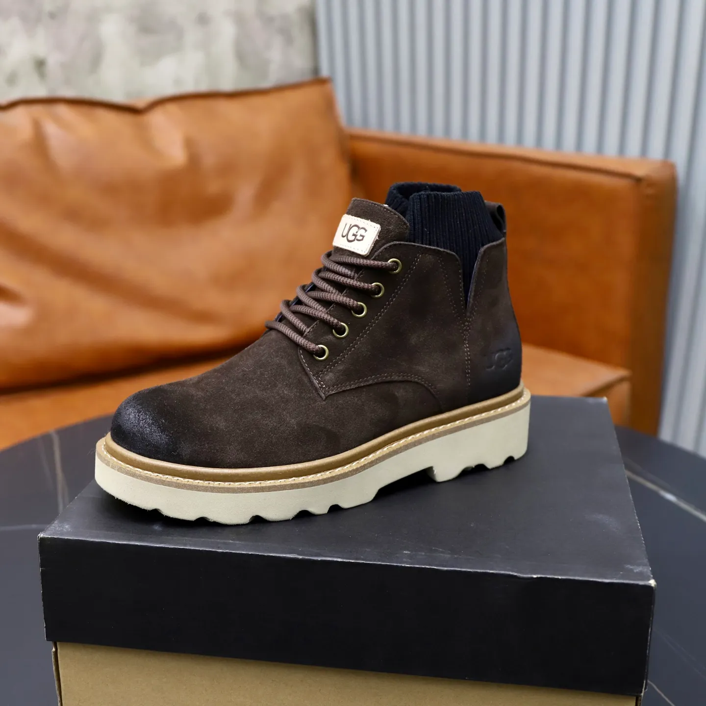 Ex-factory price: 640💰Thick wool imported from Australia Brand: UGG genuine purchase Size: 39-44 Grade: Official website 1:1 Material: First layer of genuine leather waterproof and antifreeze upper Real wool lining Original non-slip soft wear-resistant outsole Style category: Men's casual shoes Trendy style Comfortable on the feet Color: Official website color synchronization